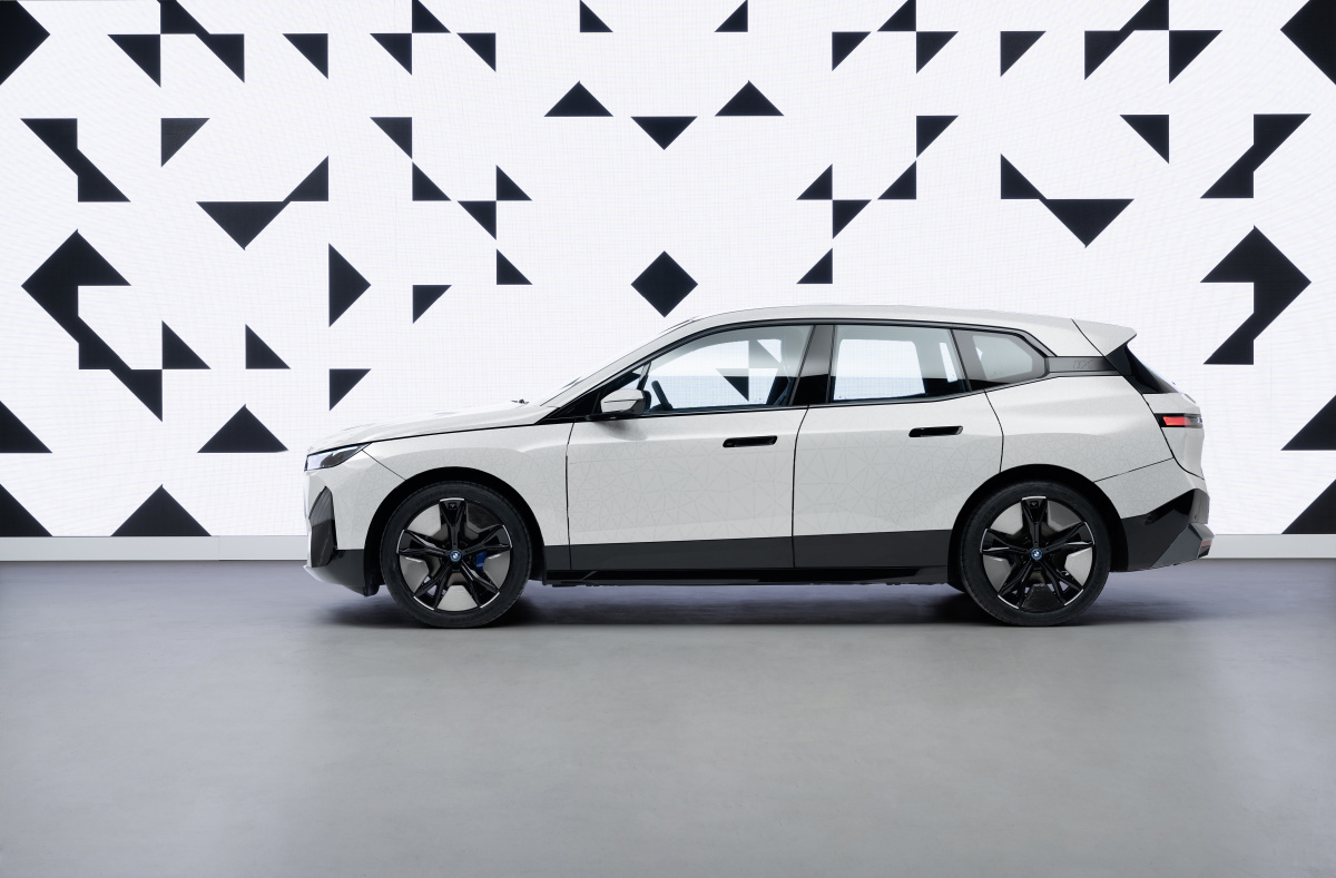 p90447377_highres_bmw-ix-flow-featurin