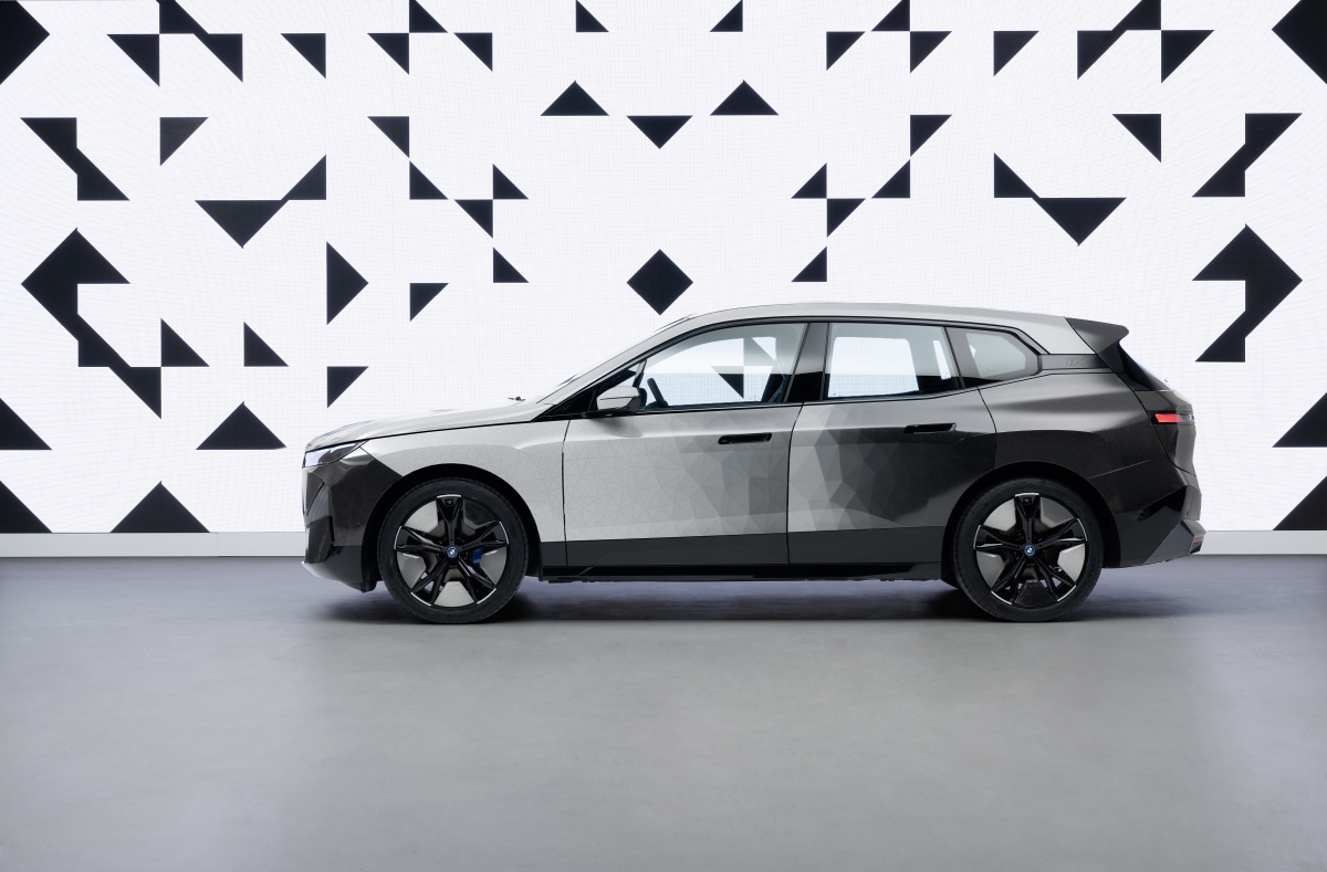 p90447379_highres_bmw-ix-flow-featurin