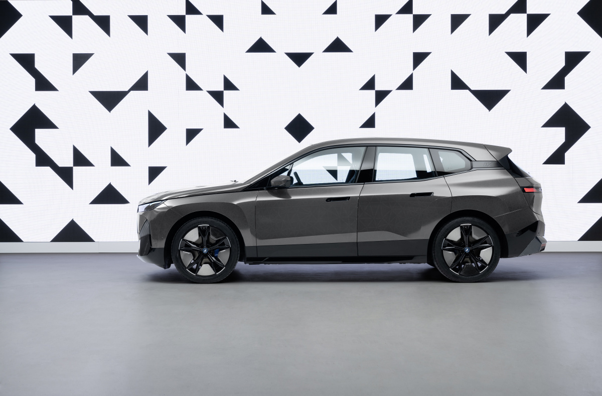 p90447380_highres_bmw-ix-flow-featurin