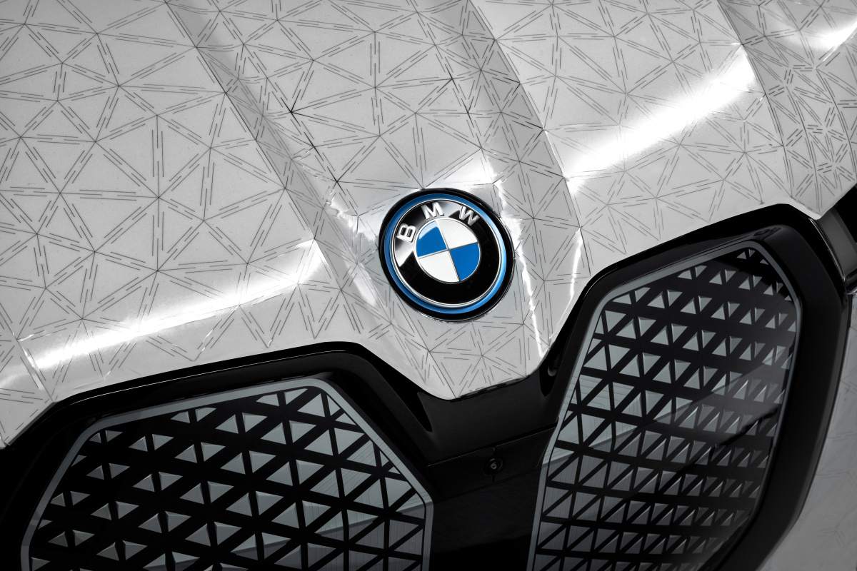 p90447382_highres_bmw-ix-flow-featurin