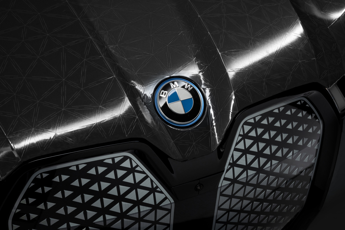 p90447383_highres_bmw-ix-flow-featurin