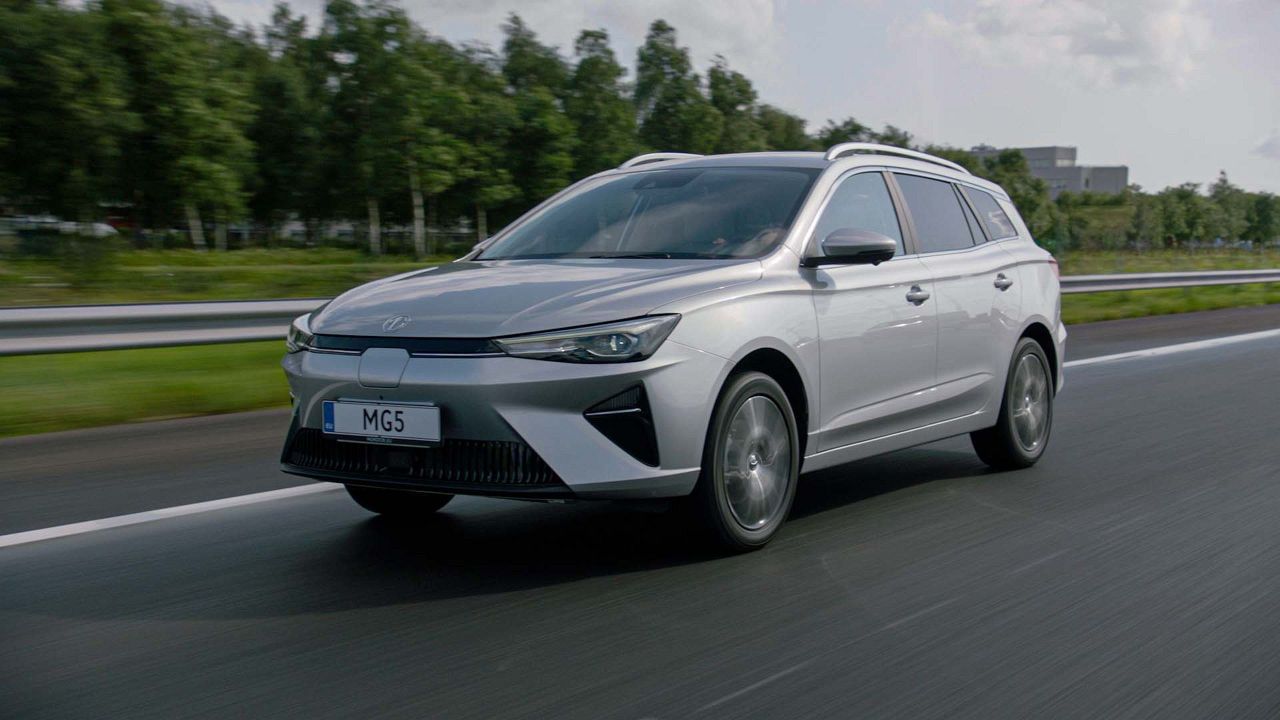 1645090476-mg5-dynamic-driving-01