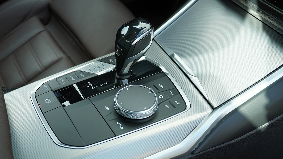 bmw-330e-g20-26