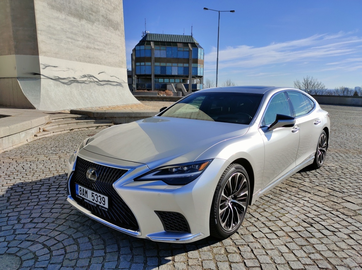 lexus-ls-2022-2