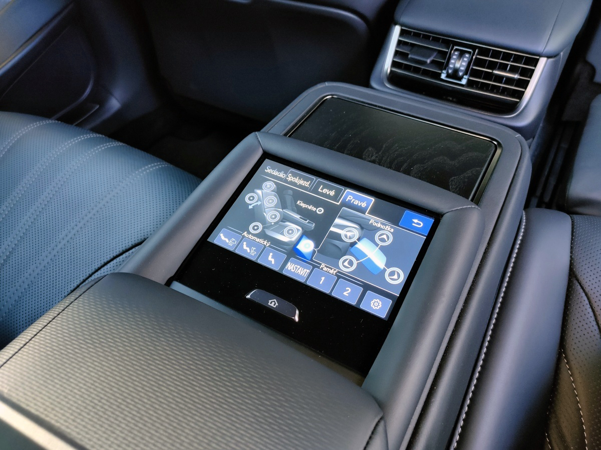 lexus-ls-2022-32