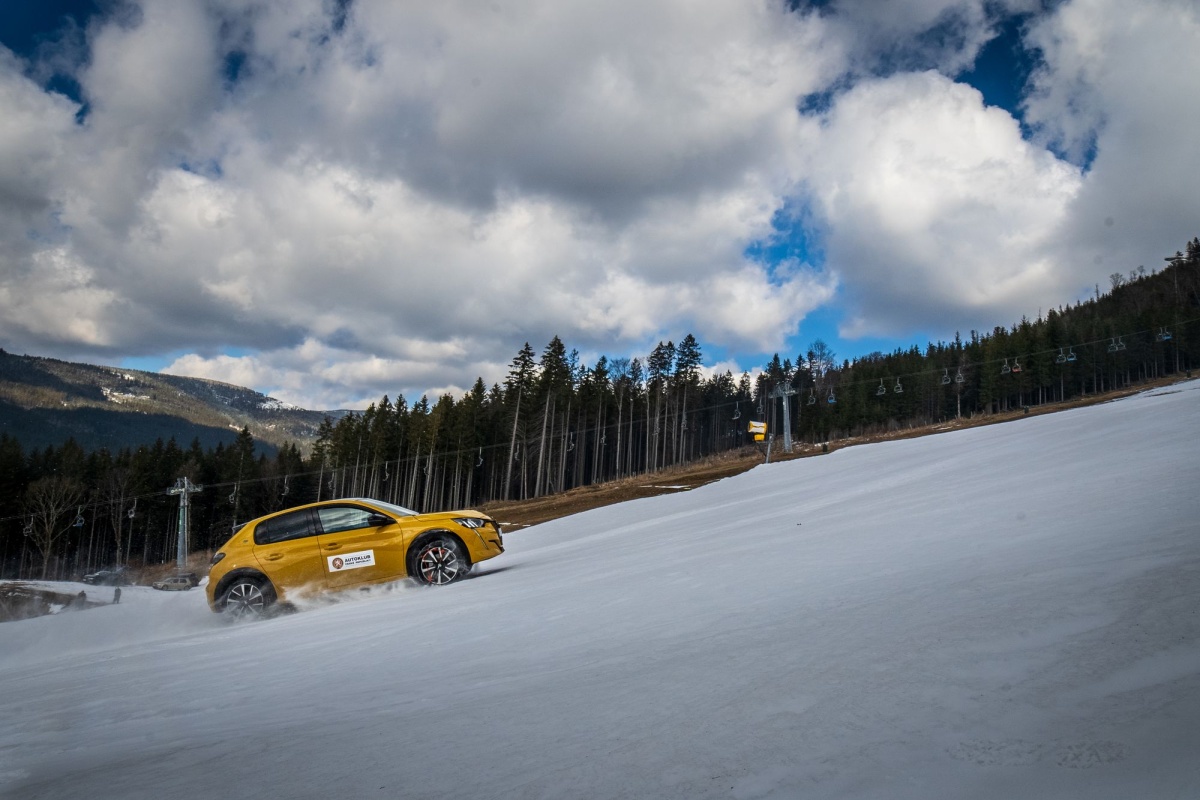 peugeot-e-208-vs-slon-1