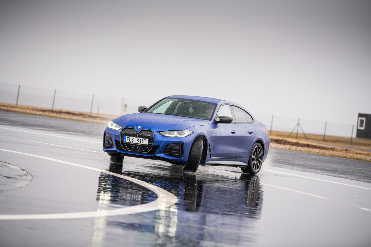 bmw-i4-2022-10
