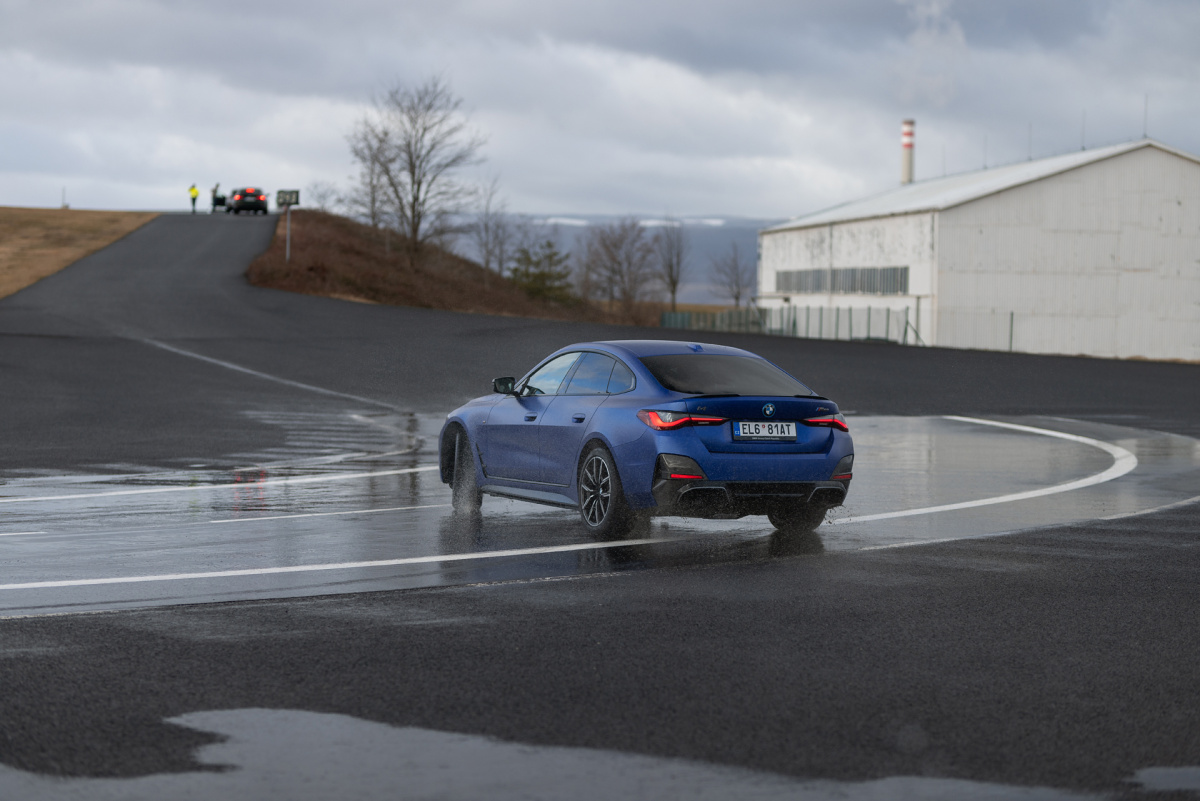bmw-i4-2022-54