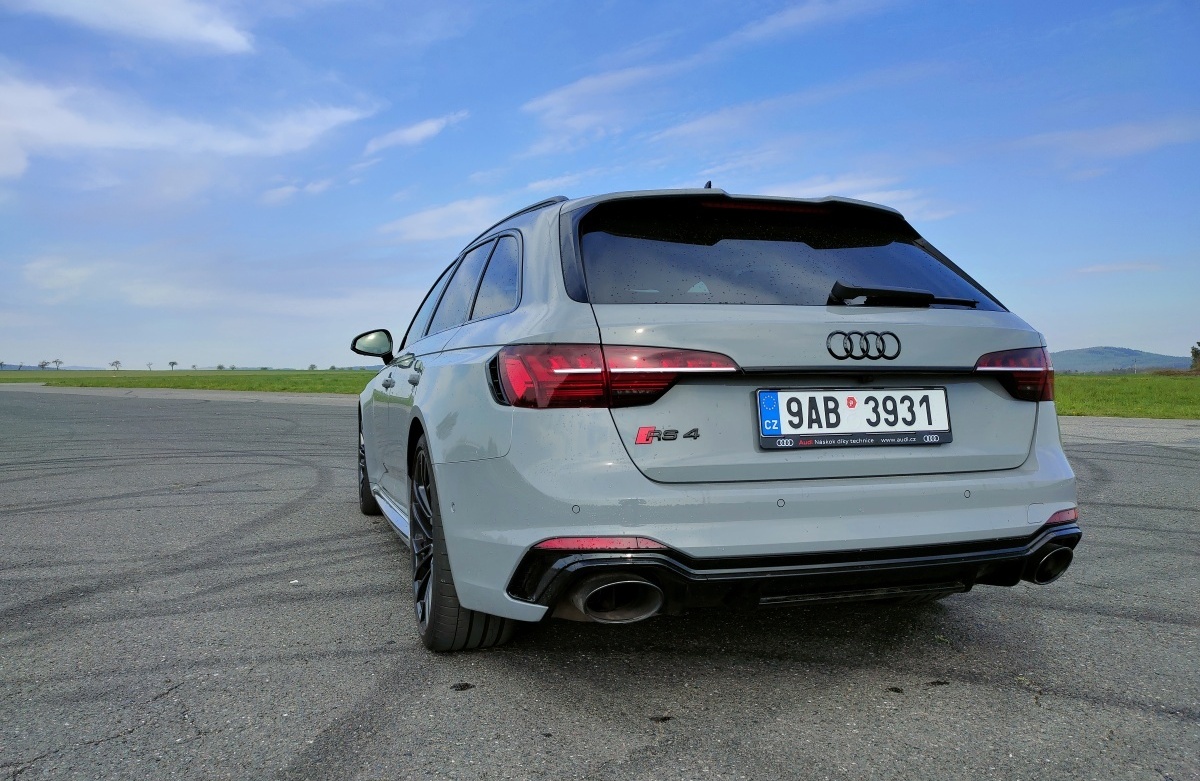 audi-rs4-2022-34