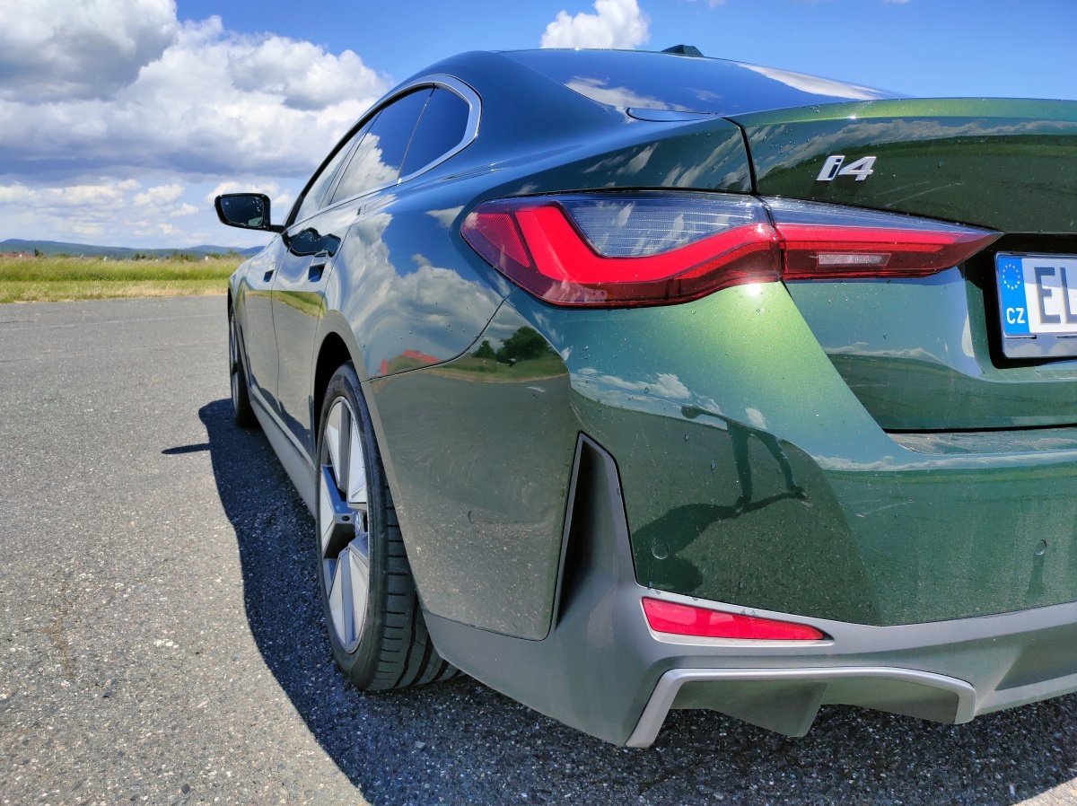 bmw-i4-2022-24