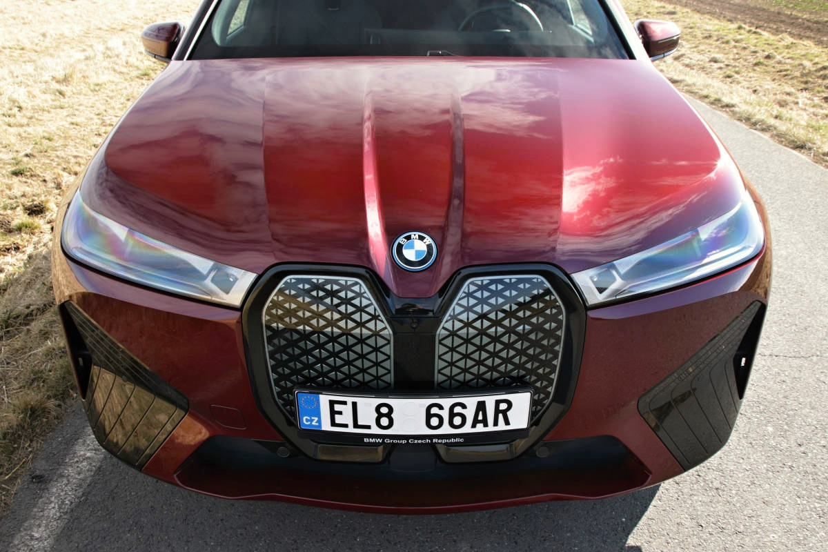test-2022-bmw_ix_xdrive40-elektromobil-10