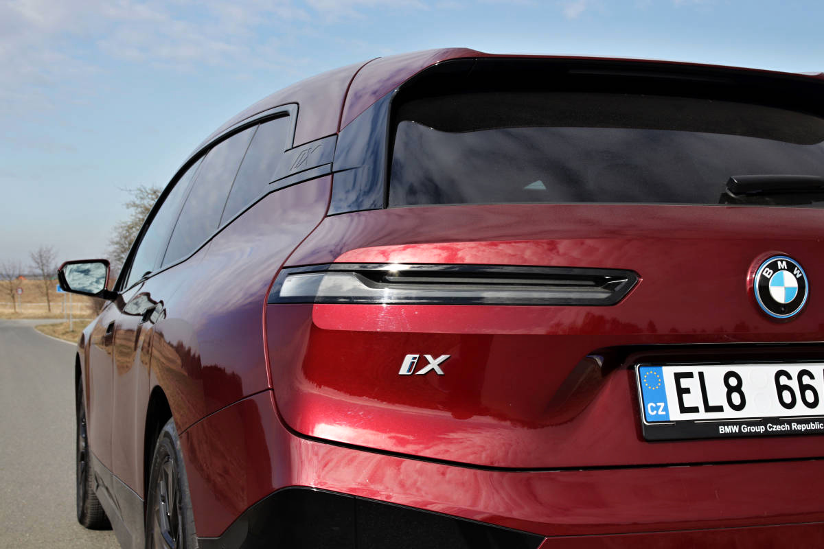 test-2022-bmw_ix_xdrive40-elektromobil-14