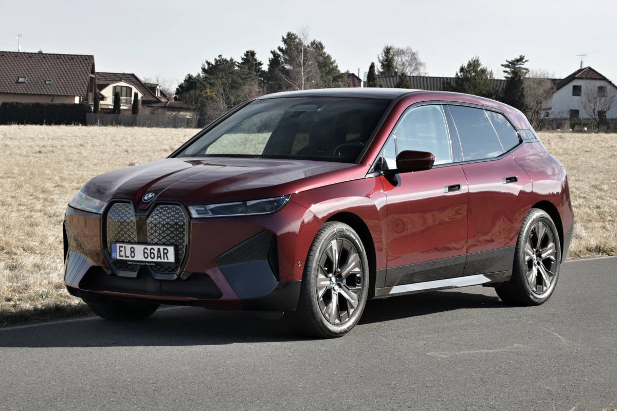 test-2022-bmw_ix_xdrive40-elektromobil-2
