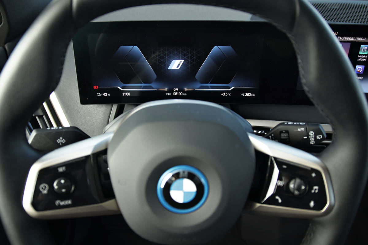 test-2022-bmw_ix_xdrive40-elektromobil-22