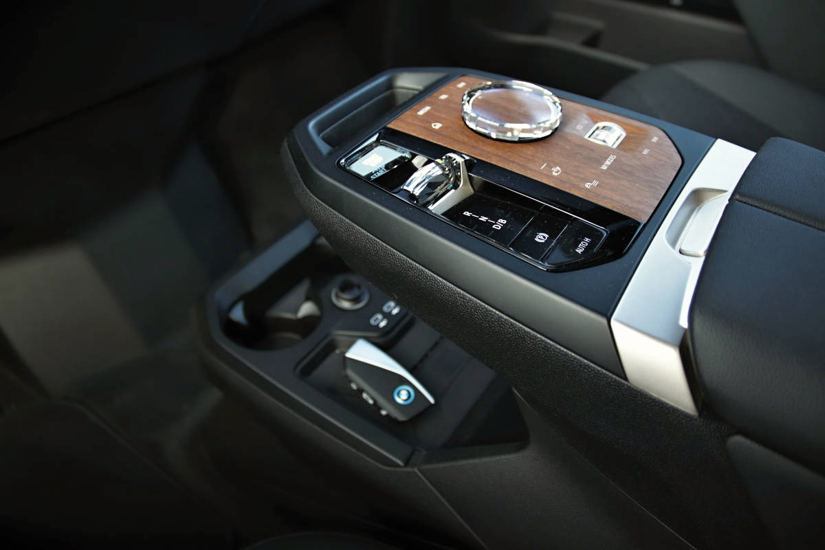 test-2022-bmw_ix_xdrive40-elektromobil-25