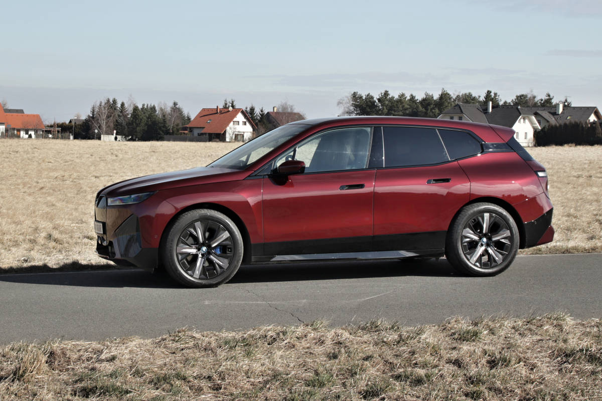 test-2022-bmw_ix_xdrive40-elektromobil-3