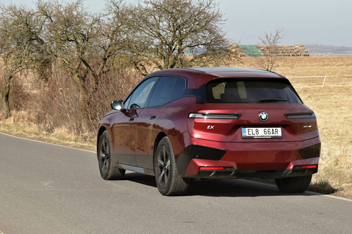 test-2022-bmw_ix_xdrive40-elektromobil-5