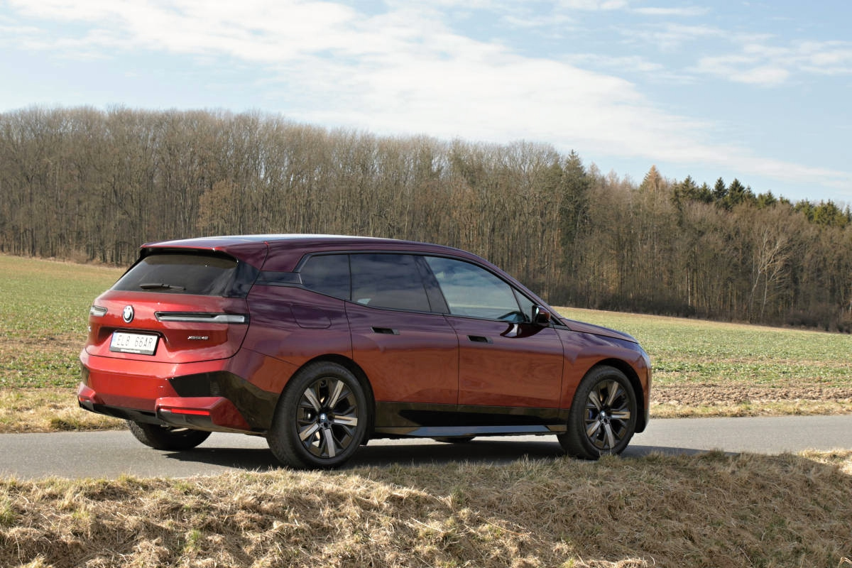 test-2022-bmw_ix_xdrive40-elektromobil-7