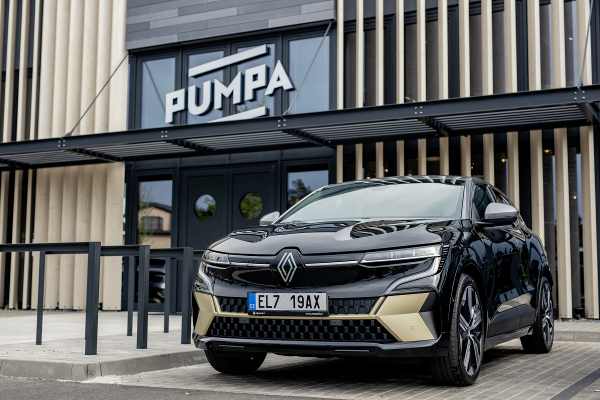 renault-megane-e-tech-2022-13