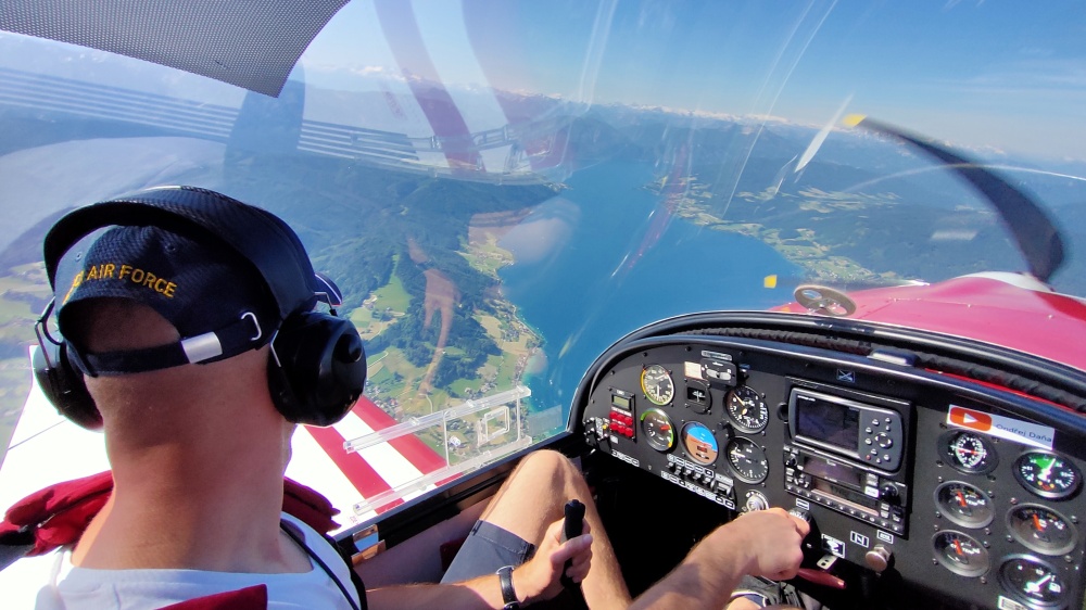 Výhled z pilotní kabiny na Attersee