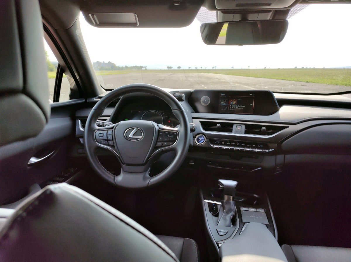 lexus-ux-f-sport-design-2023-18