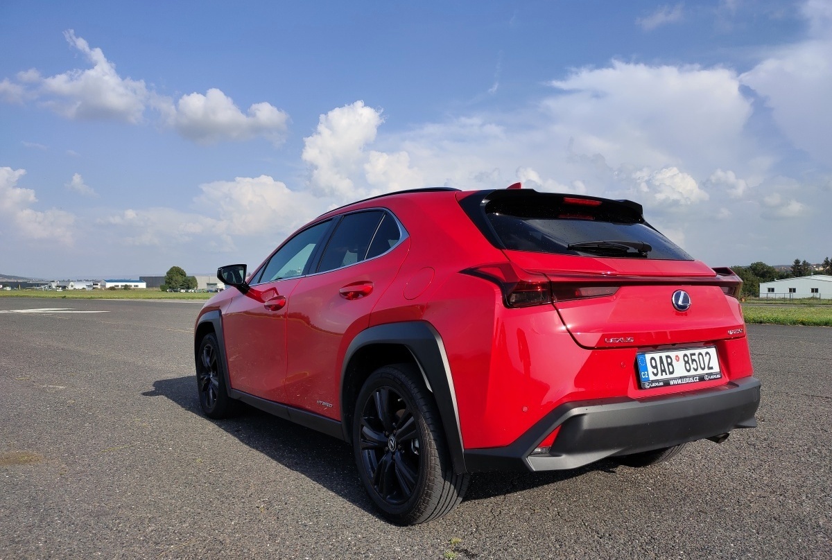 lexus-ux-f-sport-design-2023-21