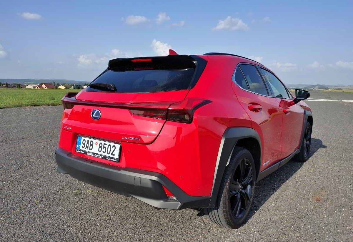 lexus-ux-f-sport-design-2023-26