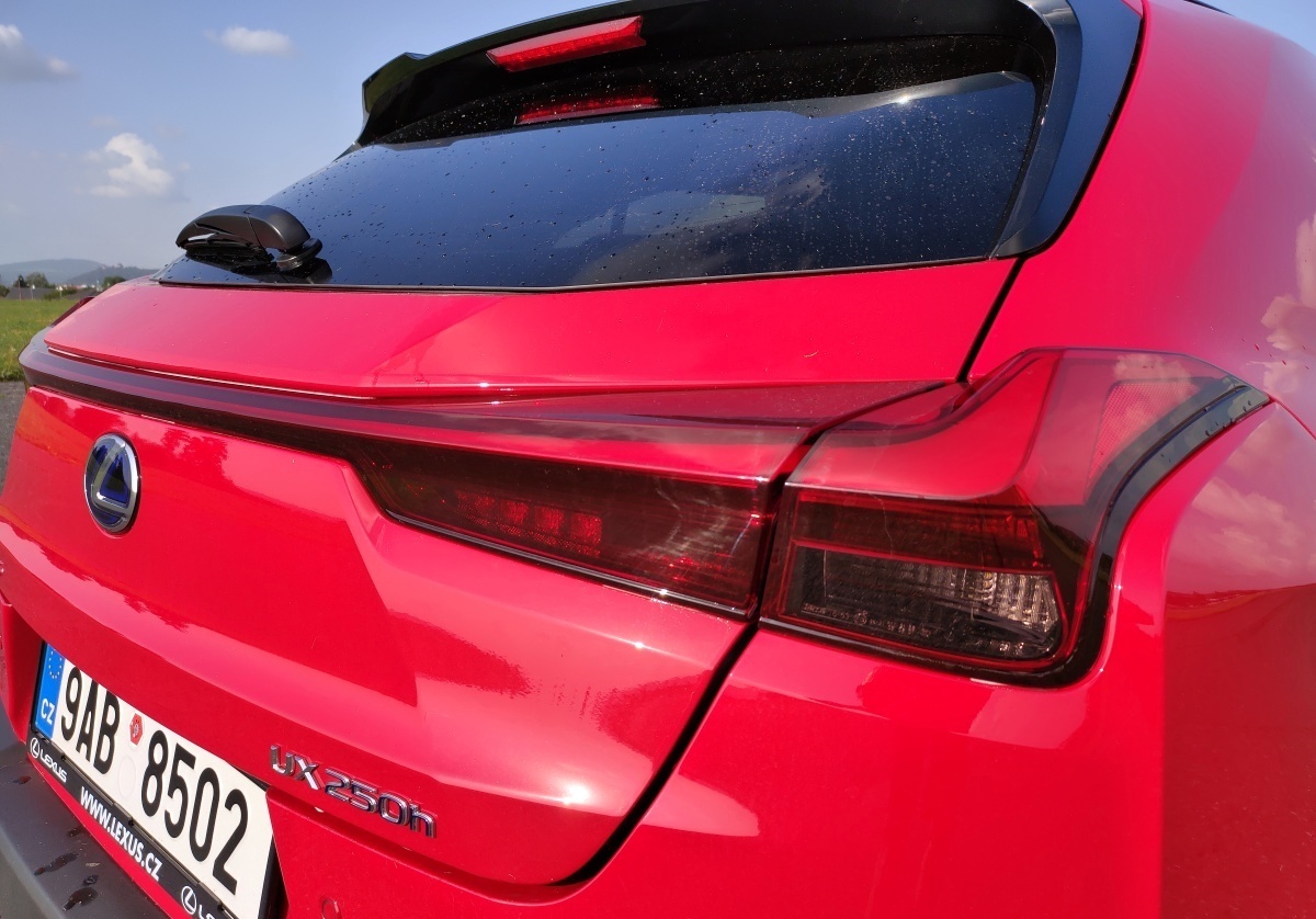 lexus-ux-f-sport-design-2023-27