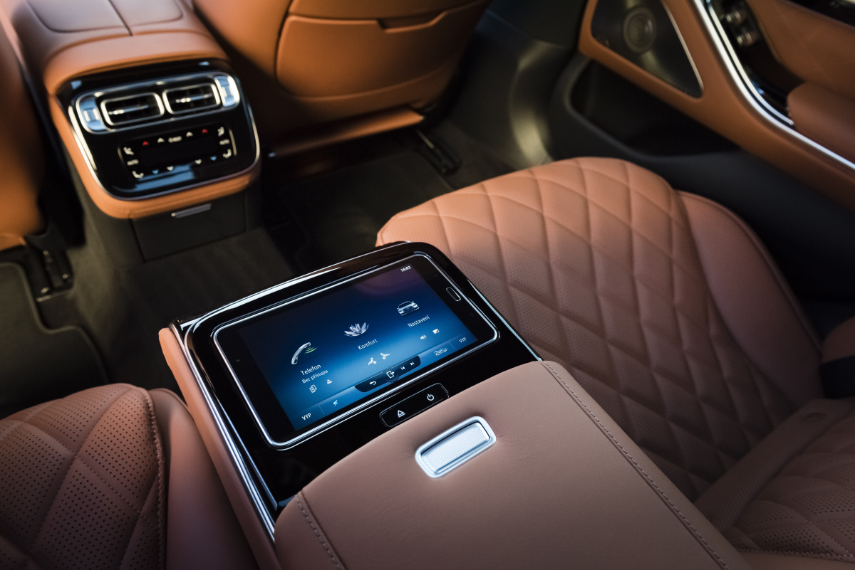 mercedes-benz-s-580e_47