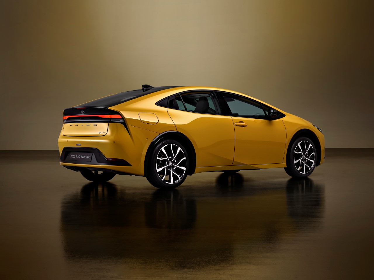 2022_-_prius_plug-in_hybrid_2