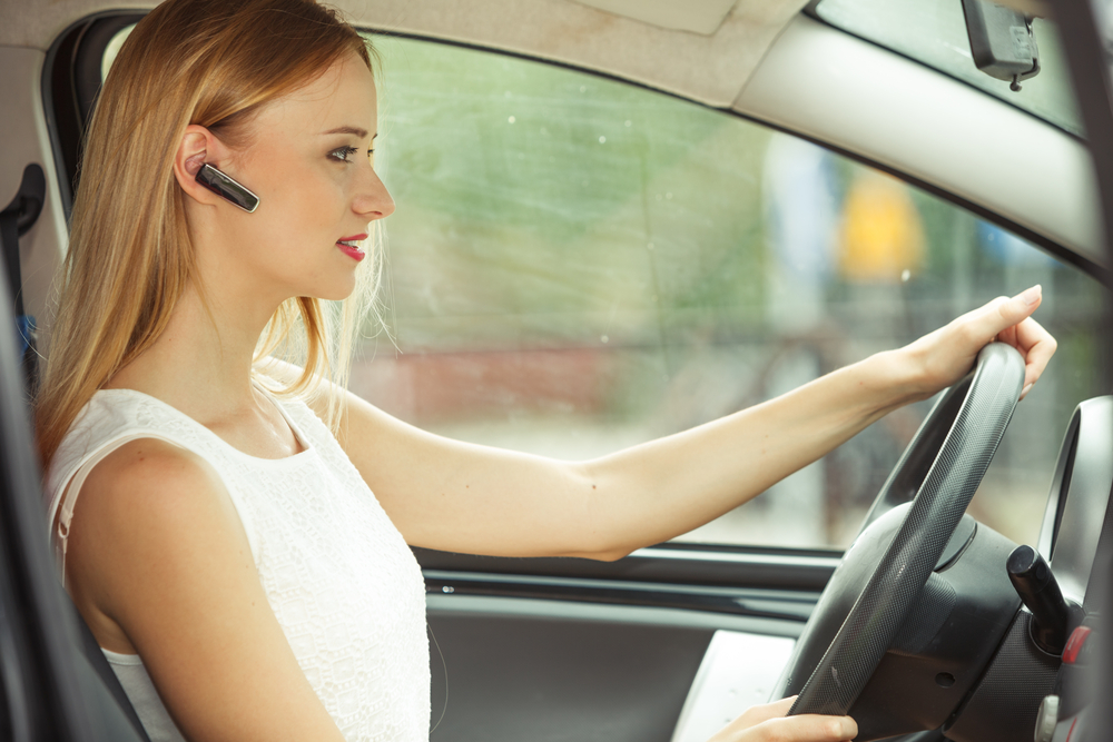 Řidička s handsfree zařízením