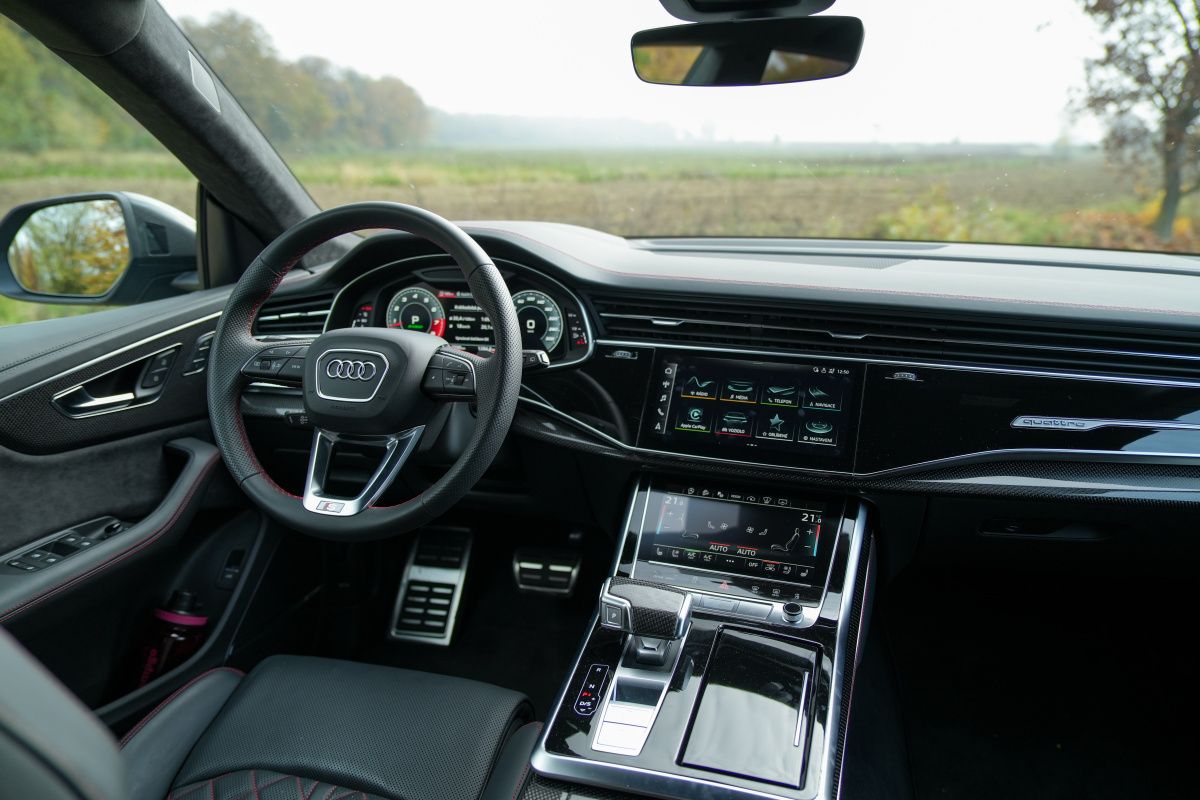 audi-sq8-2023-14