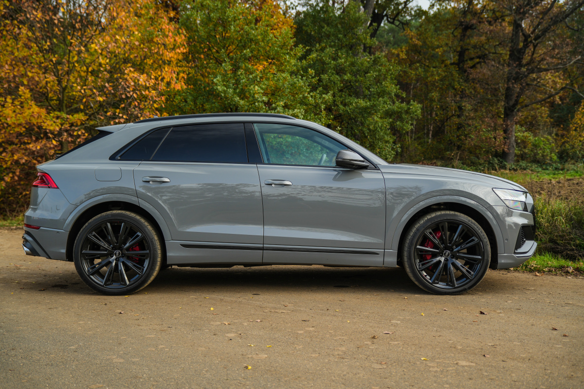 audi-sq8-2023-15