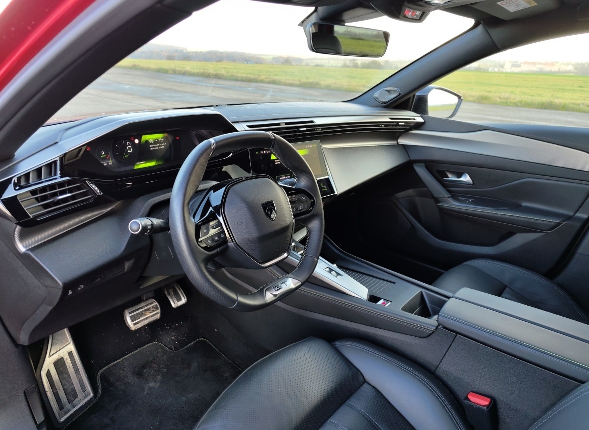 peugeot-308-sw-2023-10