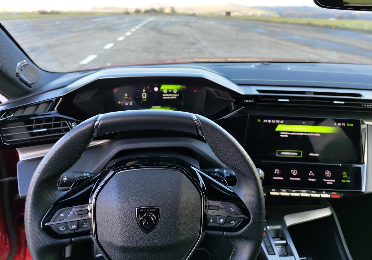 peugeot-308-sw-2023-14