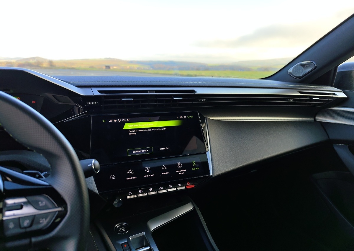 peugeot-308-sw-2023-16