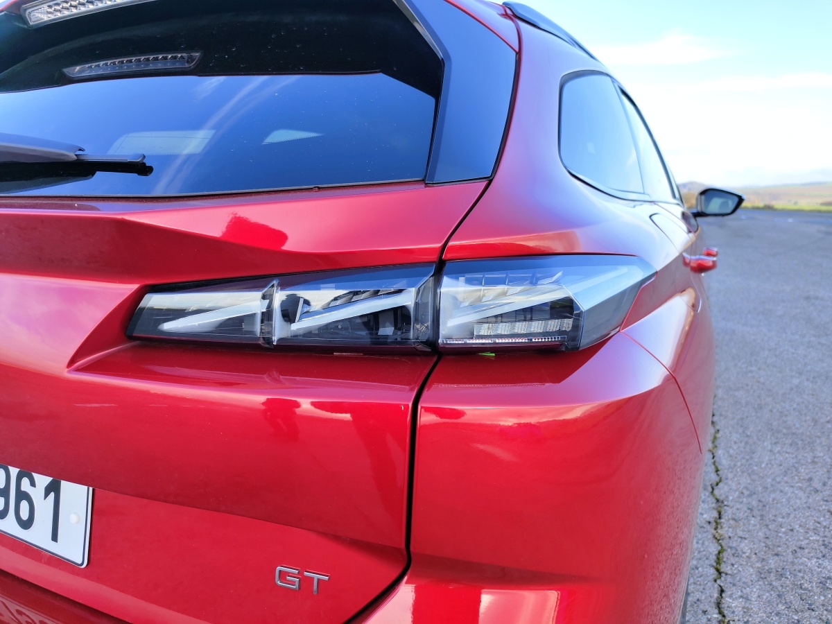 peugeot-308-sw-2023-27