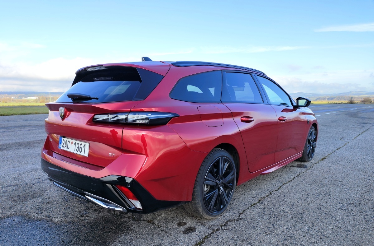 peugeot-308-sw-2023-28