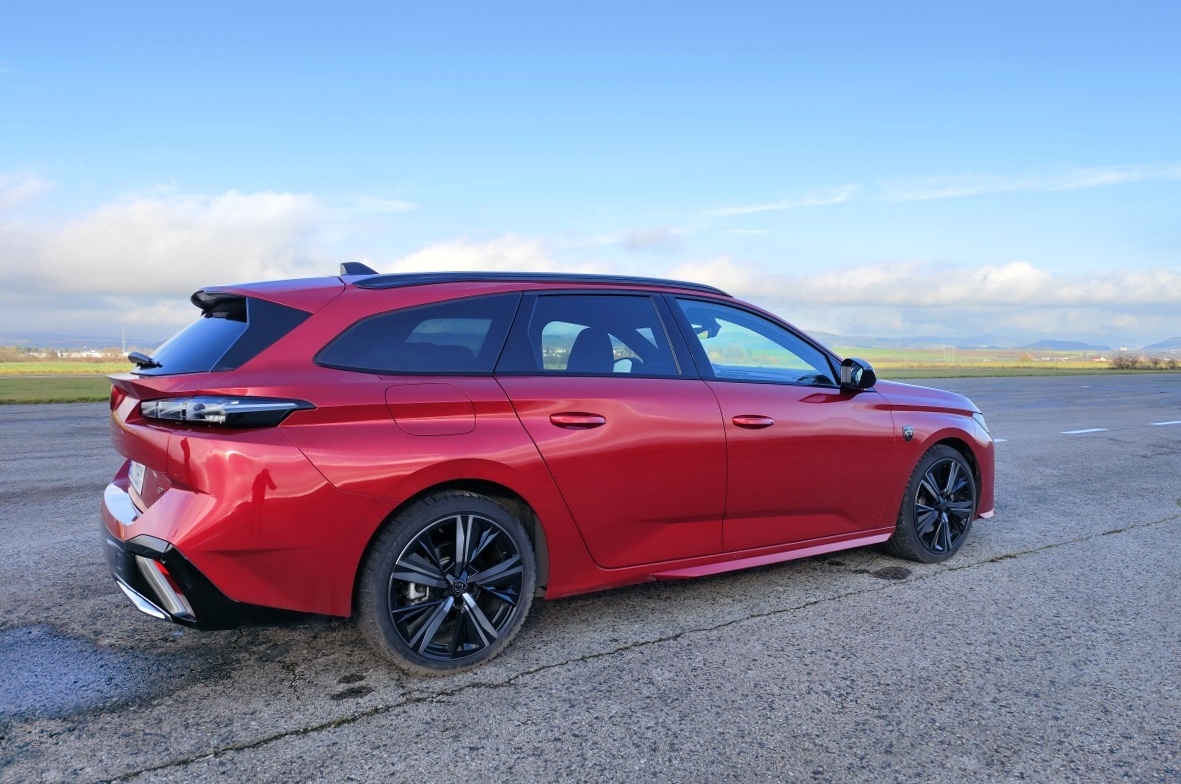 peugeot-308-sw-2023-29
