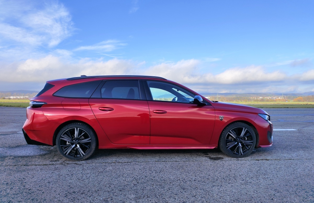 peugeot-308-sw-2023-30