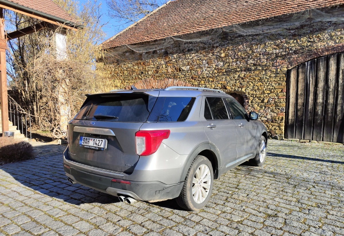 ford-explorer-2023-10