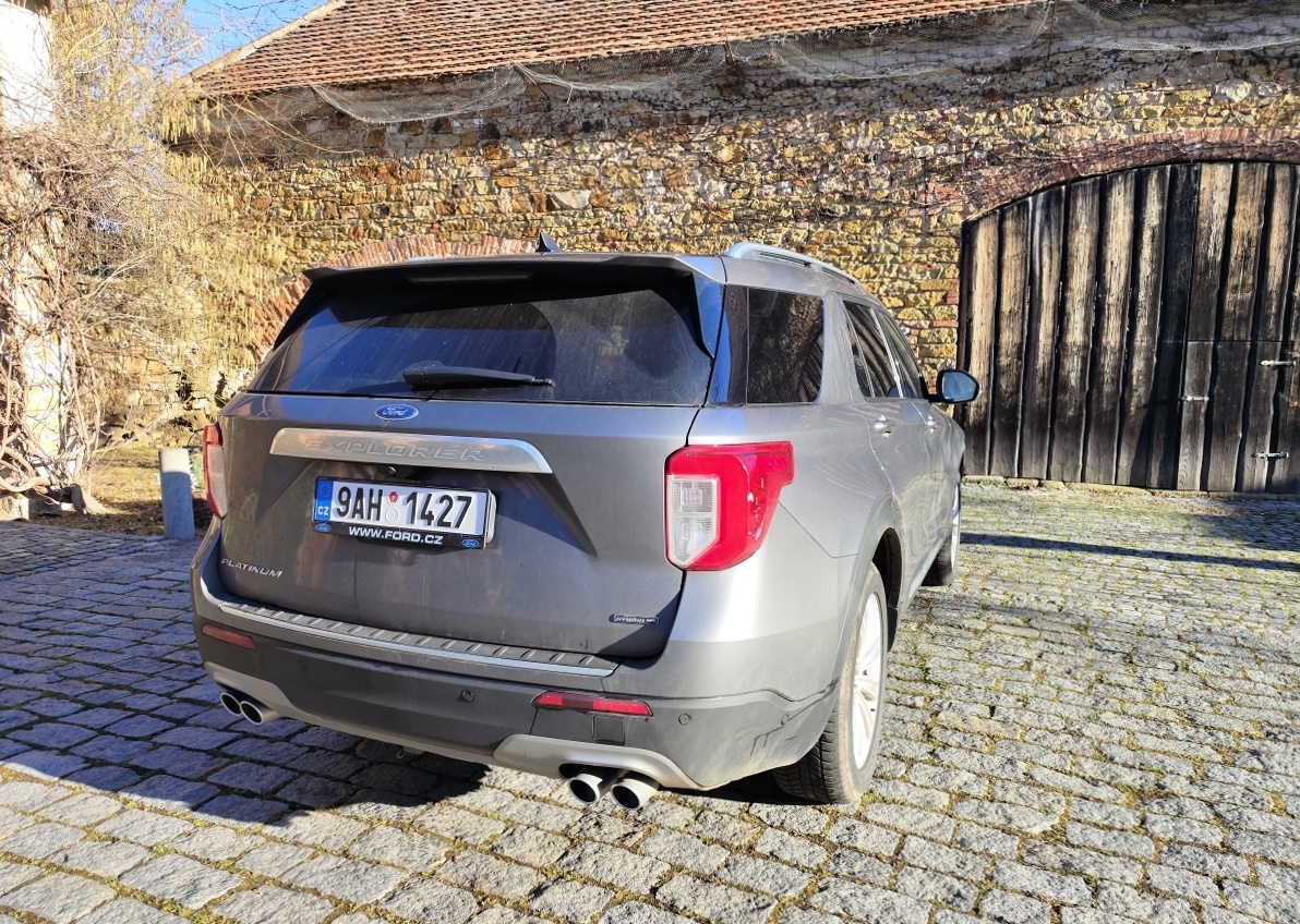 ford-explorer-2023-12