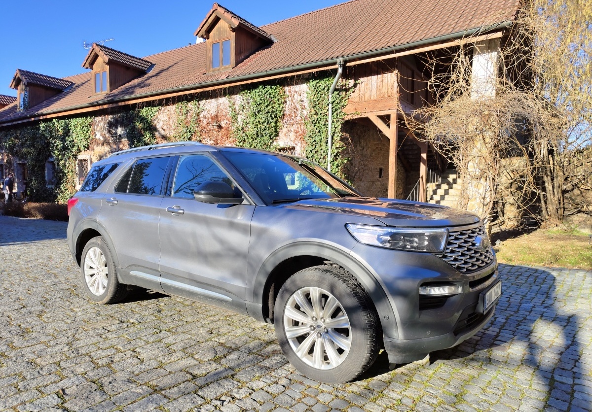 ford-explorer-2023-16