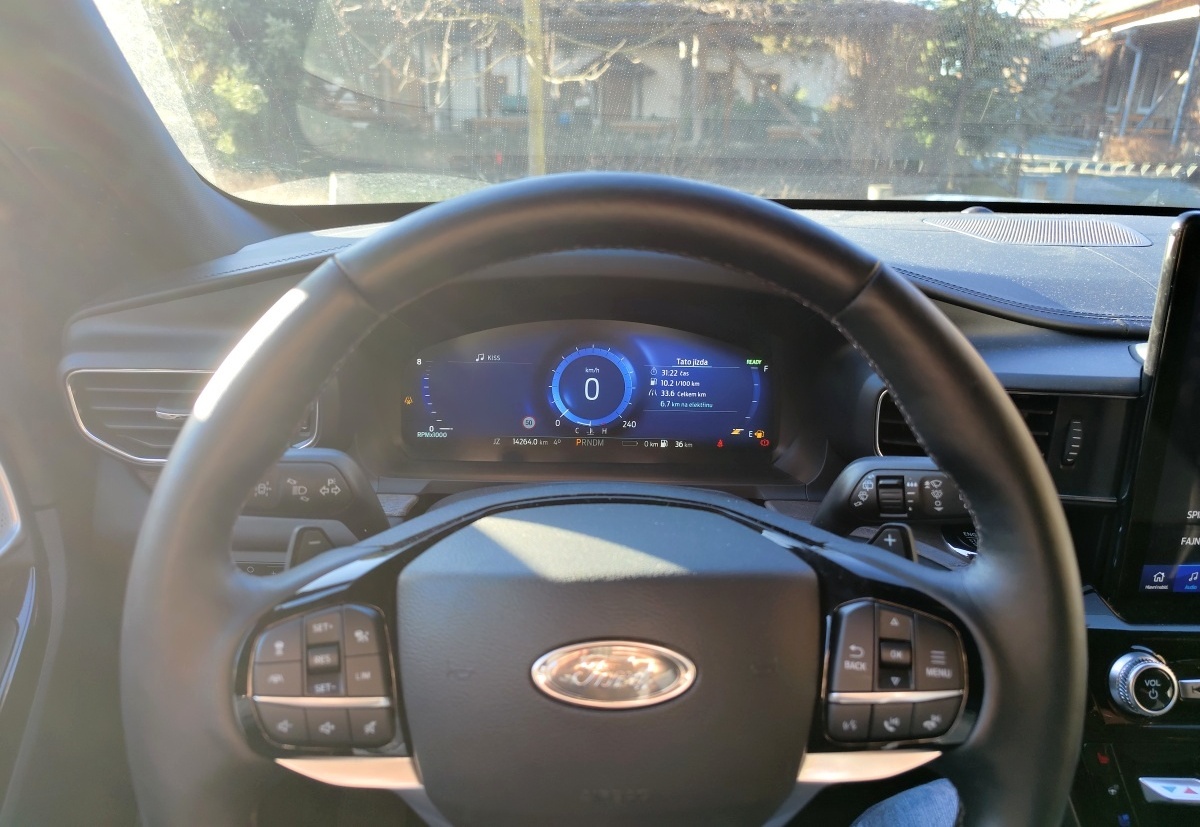 ford-explorer-2023-21