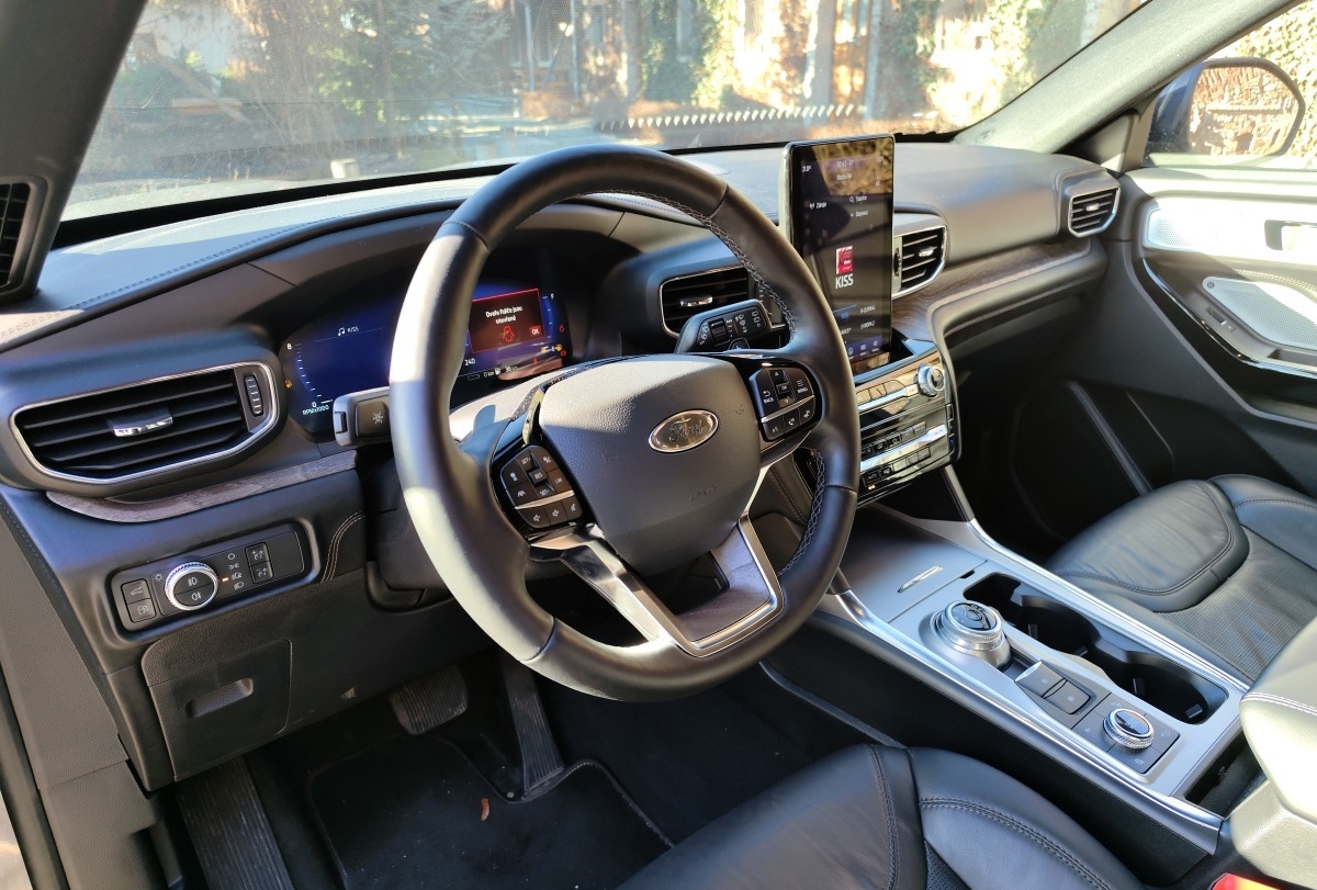 ford-explorer-2023-26