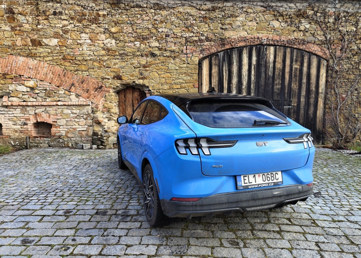 mustang-mach-e-gt-2023-12