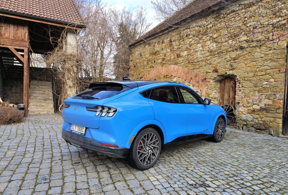 mustang-mach-e-gt-2023-16