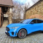 mustang-mach-e-gt-2023-25