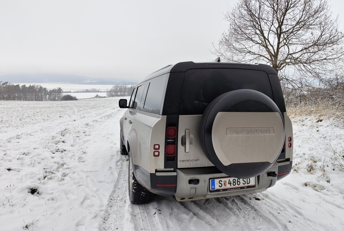 land-rover-defender-130-2023-10