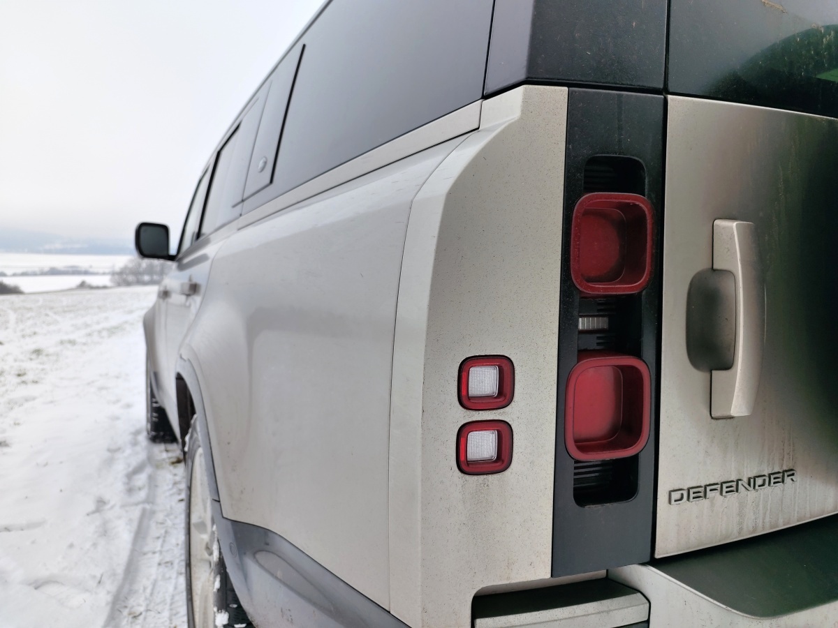 land-rover-defender-130-2023-13